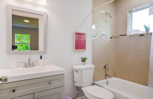Gladeview House | Amazing Duplex 3 BR/2 Bathrooms close to Wynwood