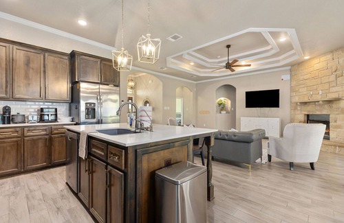 Killeen House | Amazing Entertaining Home! Perfect For Large Families, Groups, Workers and Soldi