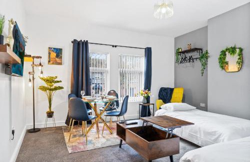 Stirchley Apartment | Amazing Family Apartment, Sleeps 6, Cot, Work desk