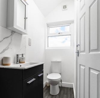 Stirchley Apartment | Amazing Family Apartment, Sleeps 6, Cot, Work desk