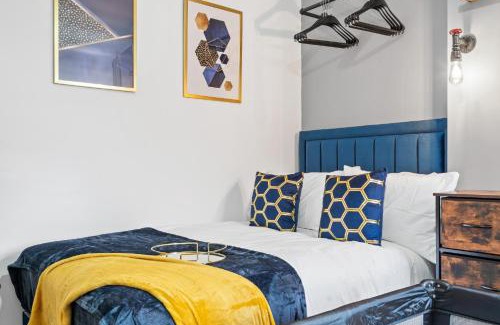 Stirchley Apartment | Amazing Family Apartment, Sleeps 6, Cot, Work desk