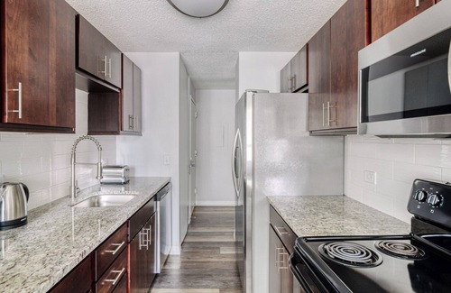 Rush and Division Apartment | Amazing Gold Coast 2BR w/Gym & Lounge, 1 block from L, by Blueground