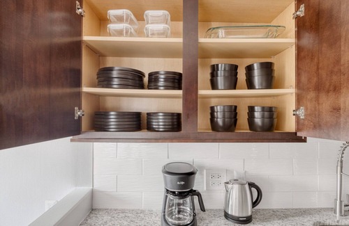 Rush and Division Apartment | Amazing Gold Coast 2BR w/Gym & Lounge, 1 block from L, by Blueground