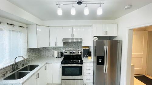Toronto Apartment | Amazing Home Near Toronto Airport with 2 Parking