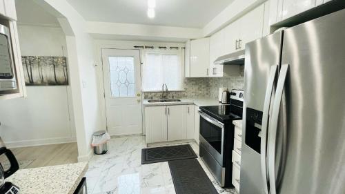 Toronto Apartment | Amazing Home Near Toronto Airport with 2 Parking
