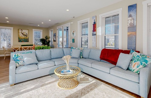 Country Club Estates House | Amazing home with private pool & huge screened patio - three blocks to the beach