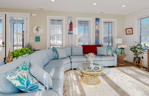 Country Club Estates House | Amazing home with private pool & huge screened patio - three blocks to the beach