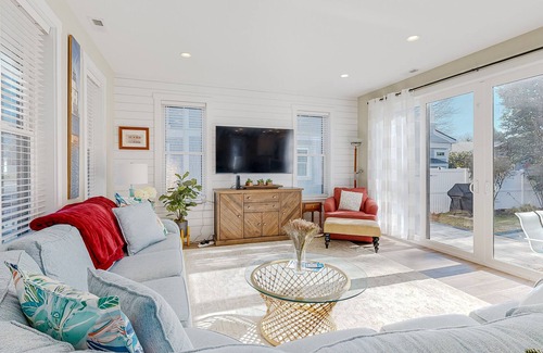 Country Club Estates House | Amazing home with private pool & huge screened patio - three blocks to the beach