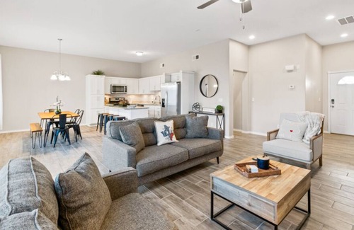 Biggs Field House | Amazing house with beautiful backyard and comfortable king size bed