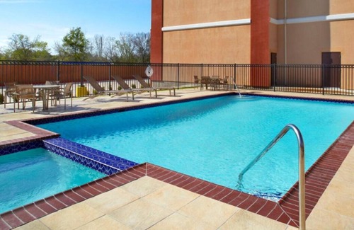 Southeast Houston House | Amazing Houston Vacation! Onsite Pool, Free Parking, Near Crenshaw Park!
