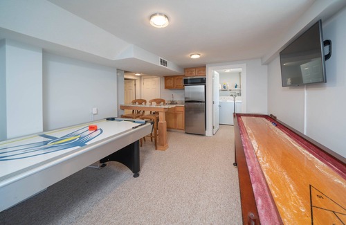 South Haven House | Amazing in ground Pool, 5 bedroom 3 bath, Short Walk to Town and Beach