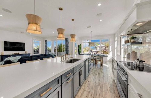 Bradenton Beach House | Amazing luxury home with a Pool and Spa, Rooftop deck: On the Flip Side