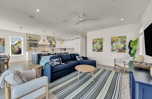 Bradenton Beach House | Amazing luxury home with a Pool and Spa, Rooftop deck: On the Flip Side