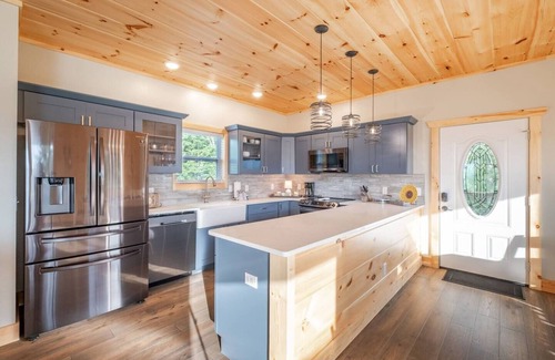Wears Valley Cabin | Amazing Mountain Views | Modern! | Hot Tub Bliss!