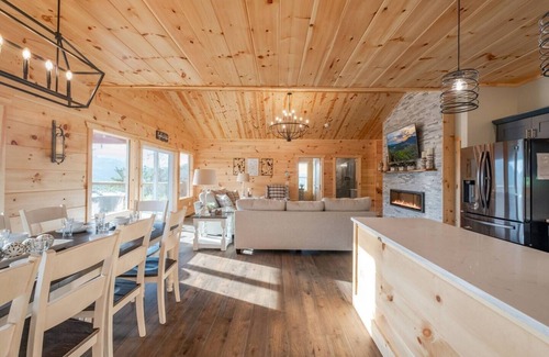 Wears Valley Cabin | Amazing Mountain Views | Modern! | Hot Tub Bliss!