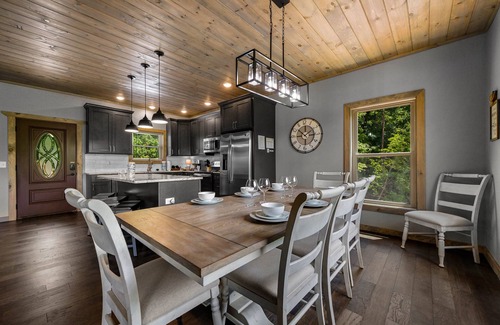 Wears Valley Cabin | Amazing Mountain Views | Hot Tub | Modern Getaway!