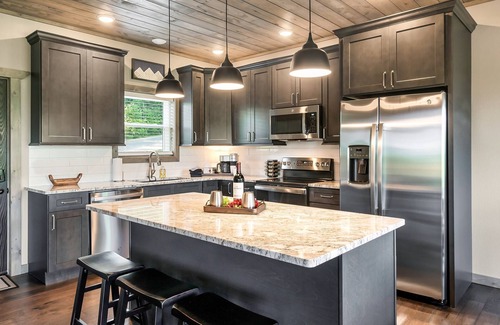 Wears Valley Cabin | Amazing Mountain Views | Hot Tub | Modern Getaway!