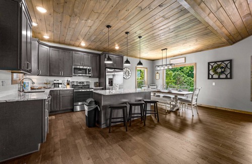 Wears Valley Cabin | Amazing Mountain Views | Hot Tub | Modern Getaway!