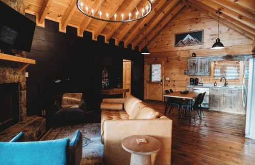 Blue Ridge Cabin | Amazing mountain view!5-star cabin,Modern,Minutes to BR&EJ,Hot tub,Games