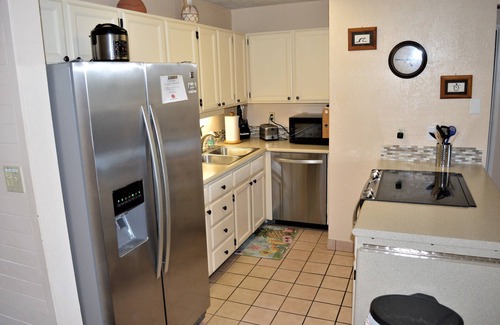 Kihei Condo | Amazing Ocean & Mtn Views. Walk to beaches, dining & shopping. WIFI. Parking.