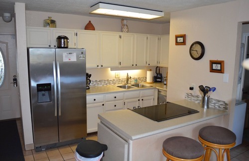 Kihei Condo | Amazing Ocean & Mtn Views. Walk to beaches, dining & shopping. WIFI. Parking.