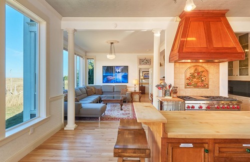 Long Beach House | AMAZING OCEAN VIEW, Pets Ok, HOT TUB, VBall, Pool & Ping Pong Table (Knole)