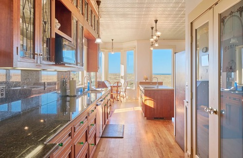Long Beach House | AMAZING OCEAN VIEW, Pets Ok, HOT TUB, VBall, Pool & Ping Pong Table (Knole)