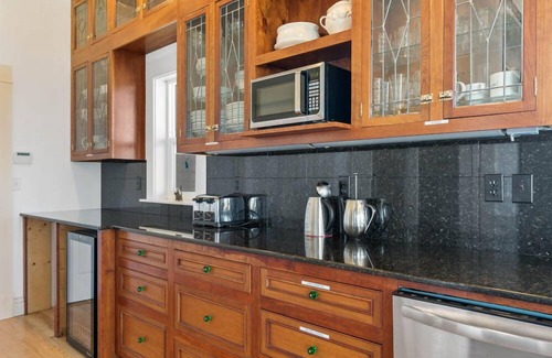 Long Beach House | AMAZING OCEAN VIEW, Pets Ok, HOT TUB, VBall, Pool & Ping Pong Table (Knole)