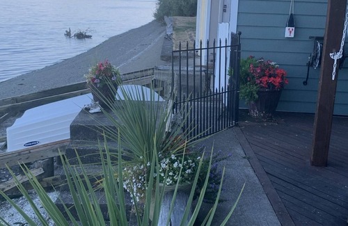 Tillicum House | Amazing Puget Sound Beach House - rare sandy beach & Mt. Rainier views!