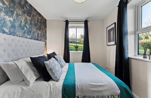 Mells House | Amazing Rural Retreat in The Cotswolds - Parking