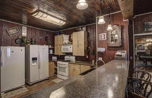 St Germain Cabin | Amazing, sleeps 26, covered lakeside, bar, beach, Big St Germain Lake