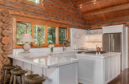 Mountain Village Ski Chalet | Amazing slopeside mountain lodge with hot tub