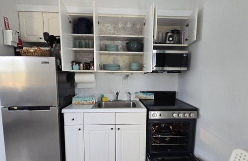 Hollywood Condo | Amazing steps from the beach,full size kitchen,parking! 5star Reviews other site
