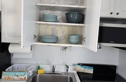 Hollywood Condo | Amazing steps from the beach,full size kitchen,parking! 5star Reviews other site