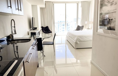 Downtown Miami Apartment | Amazing Studio + 5-Star Amenities @ Prime Location!