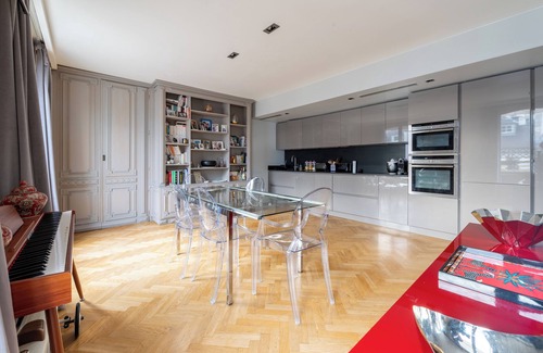 Porte-Saint-Martin Apartment | Amazing Terrasse View 2 BD Apartment - République