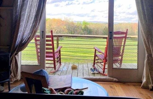 Grandview Cabin | Amazing Tiny House Rental for Unique Romantic Getaways in Tennessee