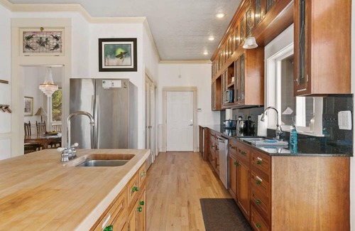 Long Beach House | AMAZING VIEW, 2 Homes, Hot Tubs, Steps to Beach, 8 Bedrooms, RecRoom (K&KGst)