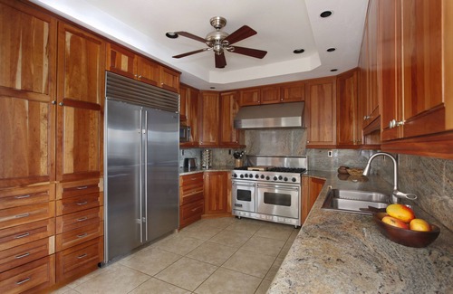 Lihue House | AMAZING VIEWS-Kalapaki Cliffside Penthouse-Perched above, elevator to the sand!