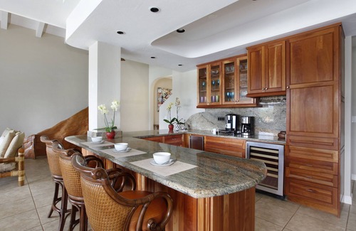 Lihue House | AMAZING VIEWS-Kalapaki Cliffside Penthouse-Perched above, elevator to the sand!