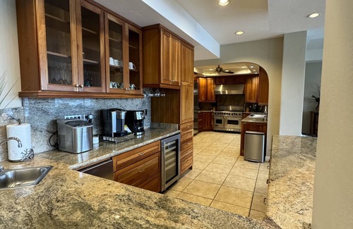 Lihue House | AMAZING VIEWS-Kalapaki Cliffside Penthouse-Perched above, elevator to the sand!