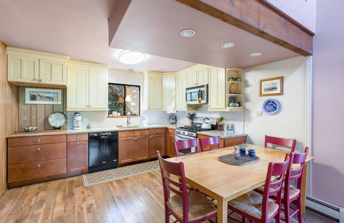 Idlewild Estates House | Amazing Views - Wrap-Around Deck - Secluded Home STR2024-067