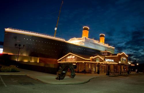Gatlinburg - Pigeon Forge House | Amberwood, Hot Tub, Cozy Cabin Retreat in the Smokies Comfort & Fun for All