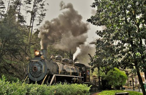 Gatlinburg - Pigeon Forge House | Amberwood, Hot Tub, Cozy Cabin Retreat in the Smokies Comfort & Fun for All