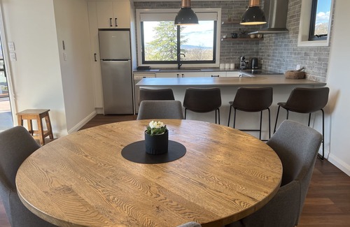 Mount Panorama Apartment | Ambleside - Mt Panorama Racing Circuit. Stay trackside on Conrod Straight!
