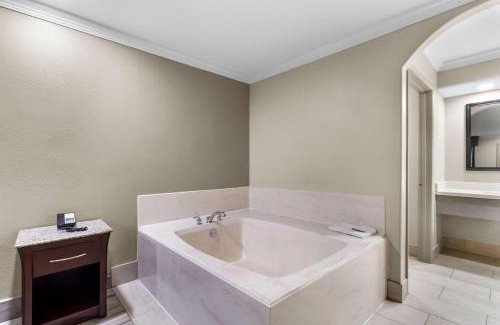 Northside Hotel | Americas Best Value Inn Houston Heights at I-45