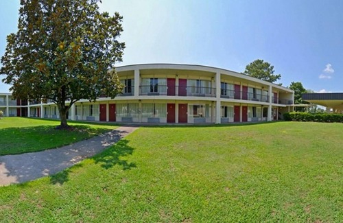 Wilson Apartment | Americas Best Value Inn Wilson - 1 King Bed Smoking (GROUND FLOOR)