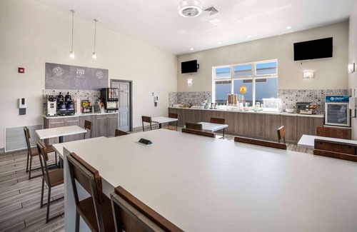 Ashwaubenon Hotel | AmericInn by Wyndham Green Bay Near Stadium