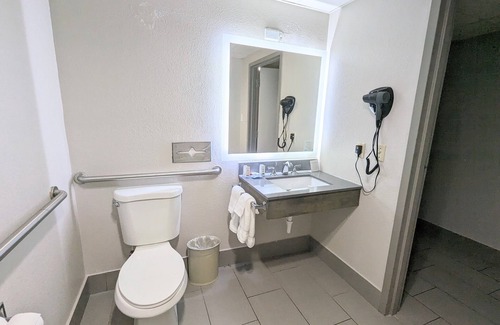 Ashwaubenon Hotel | AmericInn by Wyndham Green Bay Near Stadium