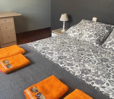 Ametzola House | Amezola 2- Habitación con baño exterior de uso privado en casa compartida